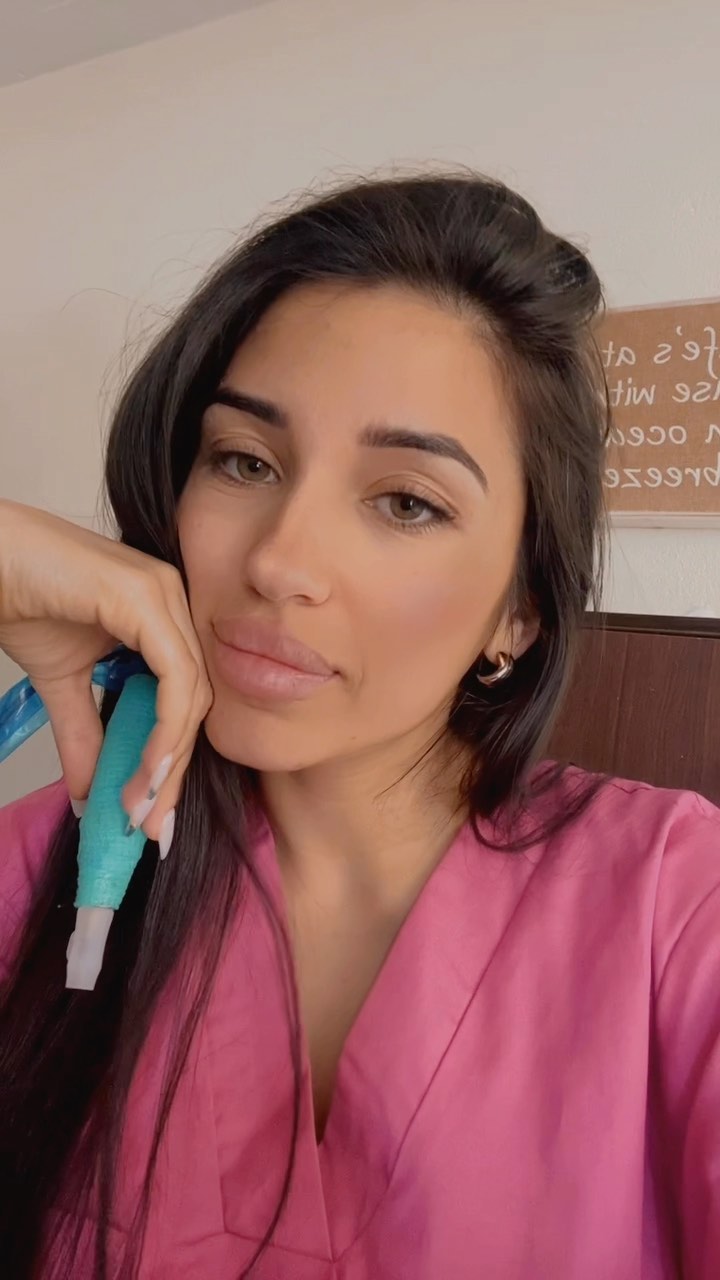 Agustina, de Brows Studio, con ambo rosa y el dermógrafo en la mano