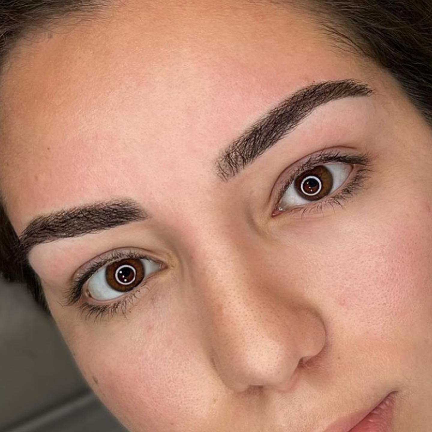 Cejas micropigmentadas en Brows Studio, de cerca