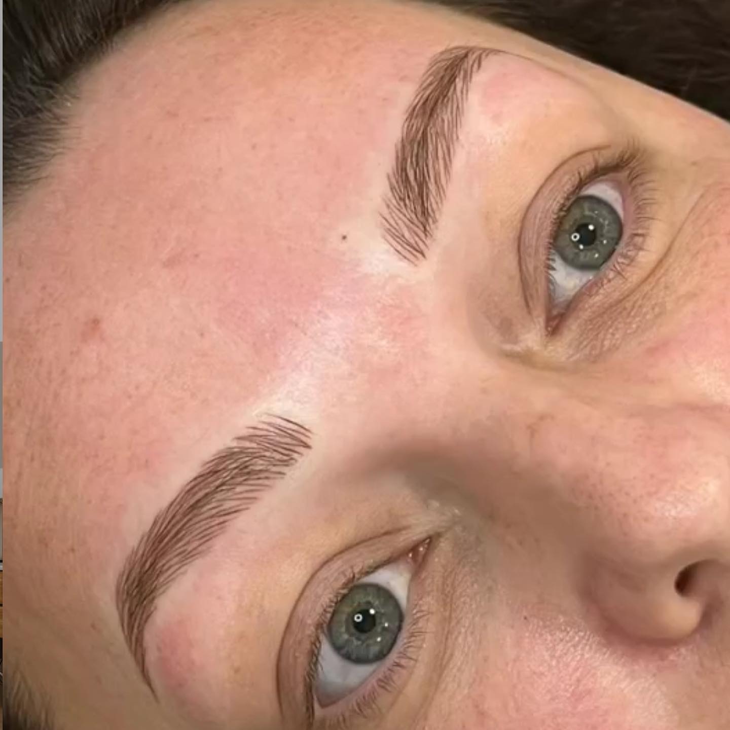 Cejas con técnica Hairstrokes: trazos finos que imitan cada pelito